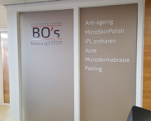 raamblindering + logo indoor